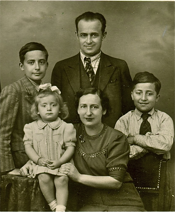 1939. godina – Porodica PETROVIĆ : otac Dragomir (1898-1948), majka Anka (1900-1997), sinovi Petar-Pera (1925-1947), Aleksandar-Saša (1929-1994) i ćerka Radmila (1936)
