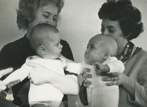 1961	Pariz	-(sdesna	na	levo)	Dragan	Petrović	sa	majkom	i	Jovana	Čvorić	sa	majkom	(sestra	Aleksandra Petrovića) 